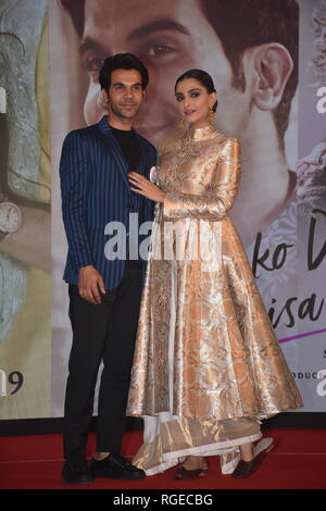 Mumbai, Indien. 28 Jan, 2019. Schauspieler Rajkumar Rao und Sonam Kapoor werden während der Trailer Launch von Thier upcoming Hindi Film "Ek Ladki Ko Dekha Toh Aisa Laga'an Hotel JW Marriott, Juhu in Mumbai gesehen. Credit: SOPA Images Limited/Alamy leben Nachrichten Stockfoto