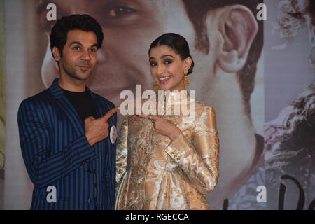 Mumbai, Indien. 28 Jan, 2019. Schauspieler Rajkumar Rao und Sonam Kapoor werden während der Trailer Launch von Thier upcoming Hindi Film "Ek Ladki Ko Dekha Toh Aisa Laga'an Hotel JW Marriott, Juhu in Mumbai gesehen. Credit: SOPA Images Limited/Alamy leben Nachrichten Stockfoto