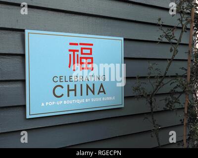 Das chinesische Neujahr in Bicester Village Oxfordshire Stockfoto