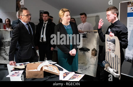 29 Januar 2019, Berlin: Heiko Maas (l, SPD), Außenminister, und Franziska Giffey (2. von links, SPD), Bundesministerin für Familie, sprechen mit Jugendlichen aus verschiedenen deutschen Staaten, die konzentrationslager als Teil der Schule Projekte anlässlich der Vorstellung des Programms der Bundesregierung "Jugend erinnert sich 'am Denkmal für die ermordeten Juden Europas besucht haben. Foto: Bernd von Jutrczenka/dpa Stockfoto