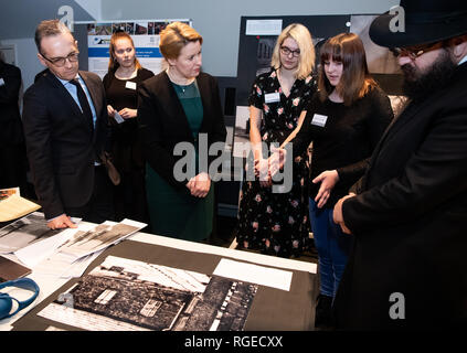 29 Januar 2019, Berlin: Heiko Maas (l, SPD), Außenminister, und Franziska Giffey (2. von links, SPD), Bundesministerin für Familie, sprechen mit Jugendlichen aus verschiedenen deutschen Staaten, die ehemaligen Konzentrationslager als Teil der Schule Projekte anlässlich der Vorstellung des Programms der Bundesregierung "Jugend erinnert sich 'am Denkmal für die ermordeten Juden Europas besucht haben. Foto: Bernd von Jutrczenka/dpa Stockfoto