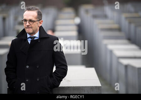 29 Januar 2019, Berlin: Heiko Maas (SPD), Außenminister, steht das Denkmal für die ermordeten Juden Europas anlässlich der Vorstellung des Programms der Bundesregierung "Jugend denkt". Foto: Bernd von Jutrczenka/dpa Stockfoto