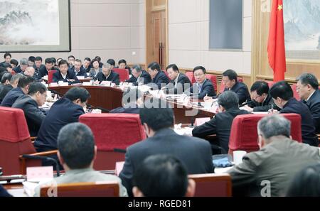 (190129) - Peking, Jan. 29, 2019 (Xinhua) - Chinesische Vice Premier Han Zheng, ebenfalls Mitglied des Ständigen Ausschusses des Politbüros der Kommunistischen Partei Chinas Zentralausschuss, den Vorsitz in der Sitzung des Staatsrats Koordinierungsgruppe für die Umgestaltung der öffentlichen Verwaltung Funktionen und Verbesserung der Dienstleistungen der Regierung in Peking, die Hauptstadt von China, Jan. 29, 2019. (Xinhua/Liu Weibing) Stockfoto