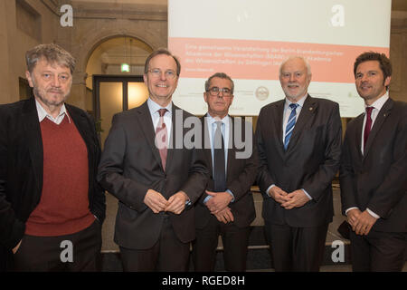 29 Januar 2019, Berlin: Wolfgang Klein (L-R), Sprachwissenschaftler, Thomas Rachel (CDU), Staatssekretär im Bundesministerium für Bildung und Forschung, Andreas Gardt, Präsident der Akademie, Christian Göttingen (AdGW), Martin Grötschel, Präsident der Berlin-Brandenburgische Akademie (BBAW), Christian und Steffen Krach (SPD), Staatssekretär für Wissenschaft und Forschung in Berlin, wird sich an der Auftaktveranstaltung der "Zentrum für Digitale Lexikographie der deutschen Sprache'. Die vier Akademien der Wissenschaften in Berlin, Göttingen, Leipzig und Mainz wollen zu einer digitalen Informa erstellen Stockfoto