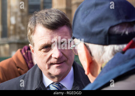 London, Großbritannien. 29 Jan, 2019. Gerard Batten, Führer der UKIP, Gespräche an die Fans und die Medien außerhalb der Häuser des Parlaments. Credit: George Cracknell Wright/Alamy leben Nachrichten Stockfoto