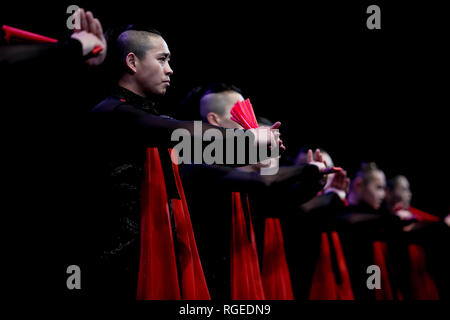 (190129) - Thessaloniki, Jan. 29, 2019 (Xinhua) - chinesische Künstler während einer Show mit dem Titel "Happy Chinese New Year 2019" in Thessaloniki, Griechenland, Jan. 28, 2019. Eine große Gruppe von chinesischen Künstlern einen besonderen und festlichen Erscheinen für eine 'Happy Chinese New Year 2019" am Montag in der griechischen Hafenstadt Thessaloniki, die zweitgrößte Stadt des Landes. Die Veranstaltung wurde von Thessaloniki Tourismus Organisation in Zusammenarbeit mit der chinesischen Botschaft in Griechenland und die Pekinger Stadtverwaltung und die Unterstützung der chinesischen Kulturzentrum in Athen organisiert, sowie die chinesische Gemeinschaft Stockfoto