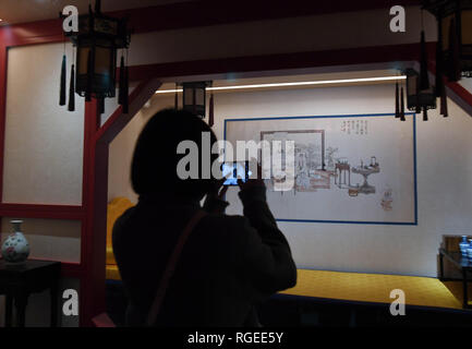 (190129) - Peking, Jan. 29, 2019 (Xinhua) - ein Journalist nimmt Bilder einer Ausstellung Arbeiten in einer Ausstellung des Schatzes Galerie nach der zweiten Phase der Ausstellung Upgrade im Palace Museum in Peking, der Hauptstadt von China, Jan. 28, 2019. Die neue Galerie wird geöffnet, bevor das Frühlingsfest, das am 5. Februar dieses Jahres fällt. Der Schatz Gallery ist eine Reihe von Ausstellungsräumen im nordöstlichen Teil der Verbotenen Stadt in einem Bereich des Palace Museum, bekannt als der Palast der ruhigen Langlebigkeit Sektor (Ningshou gong Qu). Sie besteht aus sechs Galerie Zimmer, darunter 4 aufgerüstet, di Stockfoto