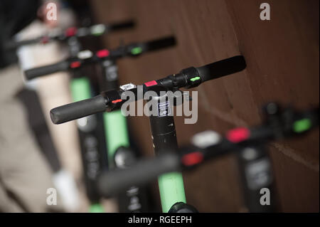 Kostenlose Scooter sind zu sehen auf der Straße geparkt. Der spanische General Traffic Management wird von nun an einen Führerschein für die elektroroller und eine Versicherung unter anderem Maßnahmen bedarf, entsprechend einer neuen Dekret von der spanischen Regierung. In den letzten Monaten hat mehr Unfälle mit Elektroroller passiert, und ein Tod im vergangenen Jahr. Die Regierung erwarten, wie dies der Verwendung dieser Transporte zu regulieren und die Sicherheit verbessern. Stockfoto