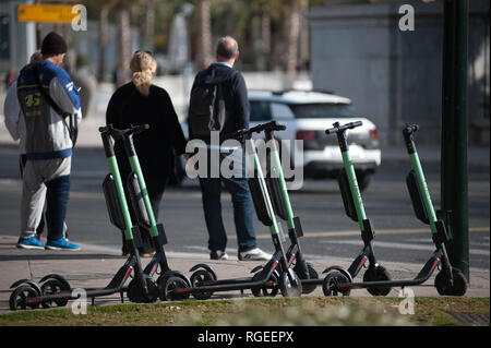 Kostenlose Scooter sind zu sehen auf der Straße geparkt Neben Fußgängerüberweg. Der spanische General Traffic Management wird von nun an einen Führerschein für die elektroroller und eine Versicherung unter anderem Maßnahmen bedarf, entsprechend einer neuen Dekret von der spanischen Regierung. In den letzten Monaten hat mehr Unfälle mit Elektroroller passiert, und ein Tod im vergangenen Jahr. Die Regierung erwarten, wie dies der Verwendung dieser Transporte zu regulieren und die Sicherheit verbessern. Stockfoto