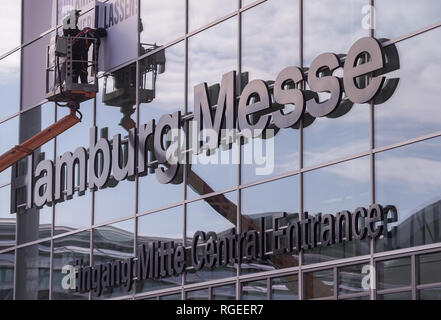 Hamburg, Deutschland. 29 Jan, 2019. Techniker arbeiten auf einer Palette Lkw vor dem Eingang zu den Messehallen. Auf einer Pressekonferenz, die Hamburg Messe und Congress GmbH gab einen Ausblick für das kommende Geschäftsjahr 2019. Quelle: Axel Heimken/dpa/Alamy leben Nachrichten Stockfoto
