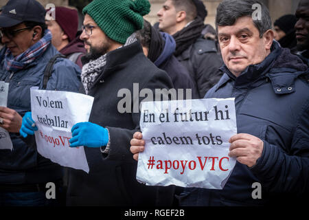 Barcelona, Spanien. 29. Januar, 2019. Treiber mit einem VTC Lizenz (Fahrzeuge mit Fahrer) gesehen werden Plakate zugunsten der VTC-Lizenzen während des Protestes. VTC-Treiber (Fahrzeuge der Tourismus mit Fahrer) Protest an der Plaça de Sant Jaume während der Exekutivrat der Regierung, dass das neue Dekret, dass die Beziehung von Taxi Dienstleistungen regelt und VTC in Katalonien genehmigen würde. Credit: SOPA Images Limited/Alamy leben Nachrichten Stockfoto