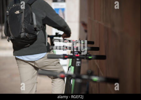 Januar 21, 2019 - Málaga, Spanien - Kostenlose Scooter sind zu sehen auf der Straße geparkt. Der spanische General Traffic Management wird von nun an einen Führerschein für die elektroroller und eine Versicherung unter anderem Maßnahmen bedarf, entsprechend einer neuen Dekret von der spanischen Regierung. In den letzten Monaten hat mehr Unfälle mit Elektroroller passiert, und ein Tod im vergangenen Jahr. Die Regierung erwarten, wie dies der Verwendung dieser Transporte zu regulieren und die Sicherheit verbessern. (Bild: © Jesus Merida/SOPA Bilder über ZUMA Draht) Stockfoto
