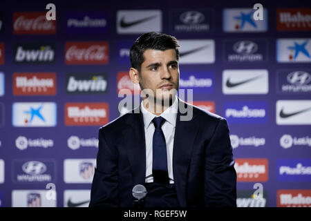 Alvaro Morata während seiner offiziellen Vorstellung als neuer Spieler von Atletico de Madrid an Wanda Metropolitano Stadion in Madrid gesehen. Stockfoto