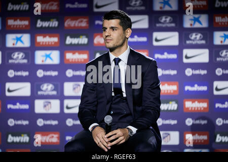 Alvaro Morata während seiner offiziellen Vorstellung als neuer Spieler von Atletico de Madrid an Wanda Metropolitano Stadion in Madrid gesehen. Stockfoto