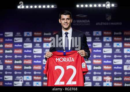 Alvaro Morata während seiner offiziellen Vorstellung als neuer Spieler von Atletico de Madrid an Wanda Metropolitano Stadion in Madrid gesehen. Stockfoto