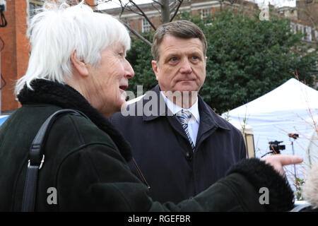 Westminster, London, UK, 29. Januar 2019. UK Chef Gerard Batten mit Anhänger. Aktivisten aus sowohl die pro Brexit und bleiben Kampagnen Protest in Westminster um die Häuser des Parlaments und College Green heute, da das Parlament durch Beschlüsse über Änderungen und die Abstimmung über den Brexit deal wieder zu nehmen. Ein schwerer als übliche polizeiliche Präsenz wahrnehmbar und Aggressionen Aufflammen über den ganzen Tag. Credit: Imageplotter Nachrichten und Sport/Alamy leben Nachrichten Stockfoto