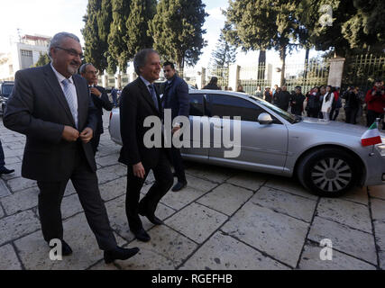 Bethlehem, West Bank, Palästina. 29 Jan, 2019. Der italienische Außenminister Enzo Moavero Milanesi, besucht die Kirche der Geburt in der West Bank Stadt Betlehem, Januar 29, 2019 Credit: Wisam Hashlamoun/APA-Images/ZUMA Draht/Alamy leben Nachrichten Stockfoto