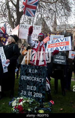 Westminster, London. 29. Januar 2019. Demonstranten, die für und gegen Brexit, außerhalb des Parlaments, wie Änderungen der Europäischen Entzug Vereinbarung werden auf gestimmt. Frauen gekleidet als Suffragetten protestieren, daß demokratische Abstimmung nicht eingehalten wird und ein Teil in einem mock Trauerzug. Credit: Jenny Matthews/Alamy leben Nachrichten Stockfoto