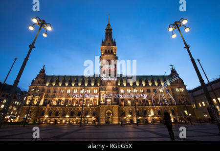 Hamburg, Deutschland. 29 Jan, 2019. Das Rathaus ist mit dem Schlag' von allen für alle - 100 Jahre Universität Hamburg' beleuchtet. Credit: Christian Charisius/dpa/Alamy leben Nachrichten Stockfoto