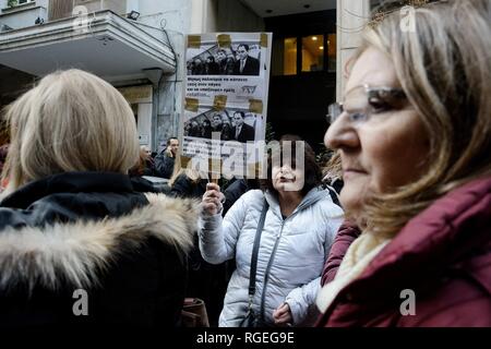 Athen, Griechenland. 28 Jan, 2019. Eine Demonstrantin hält ein Plakat gesehen, während der Demonstration. steuerbeamten als Sagen für die Regierung Pflanzen über bewegt sich der Mitarbeiter protestierten, komplette elastification der Arbeitsbeziehungen, die Einführung der einzelnen Verträge aus dem Ministerium für Finanzen. Credit: Giorgos Zachos/SOPA Images/ZUMA Draht/Alamy leben Nachrichten Stockfoto