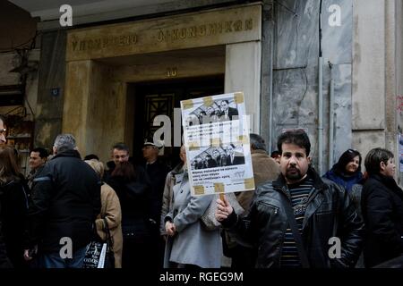 Athen, Griechenland. 28 Jan, 2019. Eine Demonstrantin hält ein Plakat gesehen, während der Demonstration. steuerbeamten als Sagen für die Regierung Pflanzen über bewegt sich der Mitarbeiter protestierten, komplette elastification der Arbeitsbeziehungen, die Einführung der einzelnen Verträge aus dem Ministerium für Finanzen. Credit: Giorgos Zachos/SOPA Images/ZUMA Draht/Alamy leben Nachrichten Stockfoto