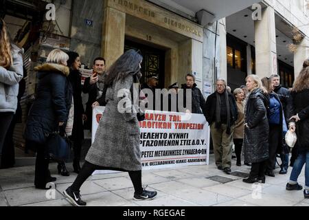 Athen, Griechenland. 28 Jan, 2019. Die demonstranten gesehen halten ein Banner während der Demonstration. Steuerbeamten protestiert als Sagen für die Regierung Pflanzen über bewegt sich der Mitarbeiter, komplette elastification der Arbeitsbeziehungen, die Einführung der einzelnen Verträge aus dem Ministerium für Finanzen. Credit: Giorgos Zachos/SOPA Images/ZUMA Draht/Alamy leben Nachrichten Stockfoto