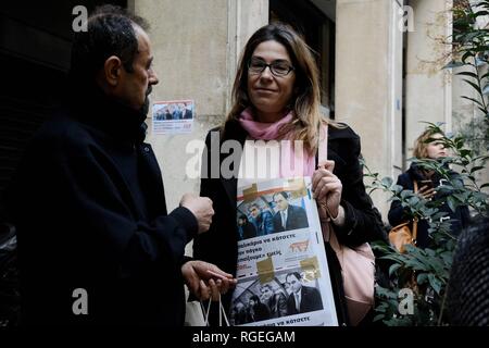 Athen, Griechenland. 28 Jan, 2019. Eine Demonstrantin gesehen, ein Plakat während der Demonstration. steuerbeamten als Sagen für die Regierung Pflanzen über bewegt sich der Mitarbeiter protestierten, komplette elastification der Arbeitsbeziehungen, die Einführung der einzelnen Verträge aus dem Ministerium für Finanzen. Credit: Giorgos Zachos/SOPA Images/ZUMA Draht/Alamy leben Nachrichten Stockfoto