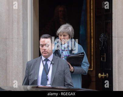 London, 29. Januar 2019, Theresa May MP PC, Premierminister Blätter 10 Downing Street, London Credit Ian Davidson/Alamy leben Nachrichten Stockfoto
