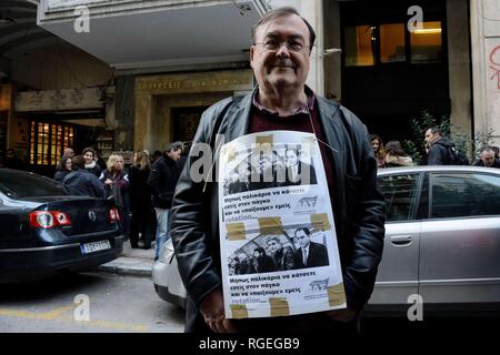 Athen, Griechenland. 28 Jan, 2019. Eine Demonstrantin gesehen, ein Plakat während der Demonstration. steuerbeamten als Sagen für die Regierung Pflanzen über bewegt sich der Mitarbeiter protestierten, komplette elastification der Arbeitsbeziehungen, die Einführung der einzelnen Verträge aus dem Ministerium für Finanzen. Credit: Giorgos Zachos/SOPA Images/ZUMA Draht/Alamy leben Nachrichten Stockfoto