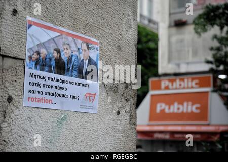 Athen, Griechenland. 28 Jan, 2019. Ein Plakat vor dem Ministerium der Finanzen während der Vorführung gesehen. steuerbeamten als Sagen für die Regierung Pflanzen über bewegt sich der Mitarbeiter protestierten, komplette elastification der Arbeitsbeziehungen, die Einführung der einzelnen Verträge aus dem Ministerium für Finanzen. Credit: Giorgos Zachos/SOPA Images/ZUMA Draht/Alamy leben Nachrichten Stockfoto