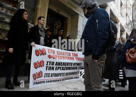 Athen, Griechenland. 28 Jan, 2019. Die demonstranten gesehen halten ein Banner während der Demonstration. Steuerbeamten protestiert als Sagen für die Regierung Pflanzen über bewegt sich der Mitarbeiter, komplette elastification der Arbeitsbeziehungen, die Einführung der einzelnen Verträge aus dem Ministerium für Finanzen. Credit: Giorgos Zachos/SOPA Images/ZUMA Draht/Alamy leben Nachrichten Stockfoto