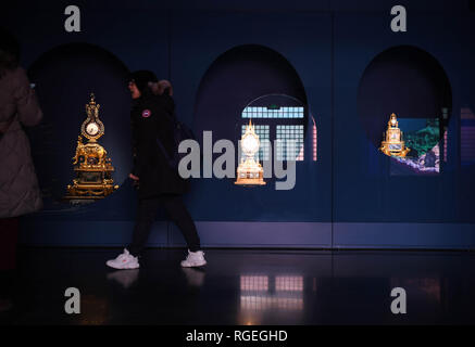 (190129) - Peking, Jan. 29, 2019 (Xinhua) - ein Besucher Spaziergänge Vergangenheit Uhren in der Galerie von Uhren in das Palastmuseum in Beijing, die Hauptstadt Chinas, Jan. 28, 2019. Die neue Galerie von Uhren ist in der Galerie Zimmer Süden das Tor für Ahnenkult (fengxian Männer) installiert. Es Exponate der Sammlung des Museums von Uhren und Uhren aus dem siebzehnten bis zum zwanzigsten Jahrhundert. Zurzeit sind Europäische und Amerikanische mechanische Uhren aus der Qing kaiserliche Familie Sammlung ausgewählt. Andere Stücke gehören im Inland hergestellten Uhren aus Guangzhou, Stockfoto