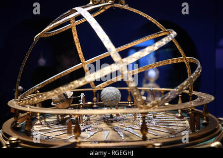 (190129) - Peking, Jan. 29, 2019 (Xinhua) - Foto auf Jan. 28, 2019 zeigt ein Zeitmesser in der Gallery von Uhren in das Palastmuseum in Beijing, die Hauptstadt Chinas, Jan. 28, 2019. Die neue Galerie von Uhren ist in der Galerie Zimmer Süden das Tor für Ahnenkult (fengxian Männer) installiert. Es Exponate der Sammlung des Museums von Uhren und Uhren aus dem siebzehnten bis zum zwanzigsten Jahrhundert. Zurzeit sind Europäische und Amerikanische mechanische Uhren aus der Qing kaiserliche Familie Sammlung ausgewählt. Andere Stücke gehören im Inland hergestellt cloc Stockfoto