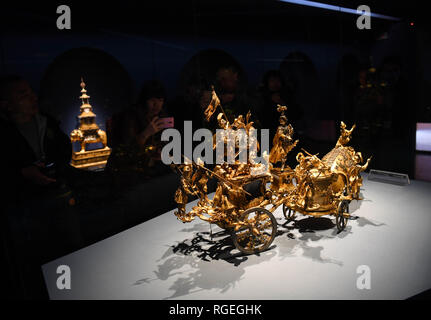 (190129) - Peking, Jan. 29, 2019 (Xinhua) - Besucher nehmen Bilder von einer Uhr in der Gallery von Uhren in das Palastmuseum in Beijing, die Hauptstadt Chinas, Jan. 28, 2019. Die neue Galerie von Uhren ist in der Galerie Zimmer Süden das Tor für Ahnenkult (fengxian Männer) installiert. Es Exponate der Sammlung des Museums von Uhren und Uhren aus dem siebzehnten bis zum zwanzigsten Jahrhundert. Zurzeit sind Europäische und Amerikanische mechanische Uhren aus der Qing kaiserliche Familie Sammlung ausgewählt. Andere Stücke gehören im Inland hergestellten Uhren aus Guang Stockfoto