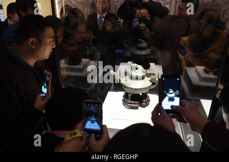 (190129) - Peking, Jan. 29, 2019 (Xinhua) - Besucher sehen das Schiff als Bronze Tiger Ying am nationalen Museum von China in Peking bekannt, die Hauptstadt von China, Jan. 29, 2019. Ein geplündert Chinesische bronze Schiff zurück nach China im November letzten Jahres ist in einer exklusiven Ausstellung im Nationalmuseum von China. Das Schiff, das auf der westlichen Zhou Periode (1046 v. Chr.-771 v. Chr.) wurde in die Auktion im April 2018 von dem britischen Canterbury Auktion Galerien aufgelistet und wurde später zurück zu China dank der Bemühungen des chinesischen Staatlichen Verwaltung des kulturellen Erbes im November ausgeliefert. Es war hinzufügen Stockfoto