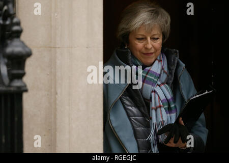 London, Großbritannien. 29 Jan, 2019. Der britische Premierminister Theresa May Blätter 10 Downing Street für das House of Commons vor der Brexit deal Änderungsanträge stimmen in London, Großbritannien auf Jan. 29, 2019. Quelle: Tim Irland/Xinhua/Alamy leben Nachrichten Stockfoto