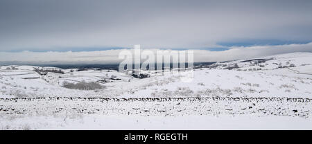 Eden Valley in der Nähe von Kirkby Stephen, Cumbria, Großbritannien. 29. Januar, 2019. Blick über den oberen Eden Valley in der Nähe von Kirkby Stephen nach dem Schnee Sturm, die sah, Transport alle über den Norden von England gestört. Credit: Wayne HUTCHINSON/Alamy leben Nachrichten Stockfoto