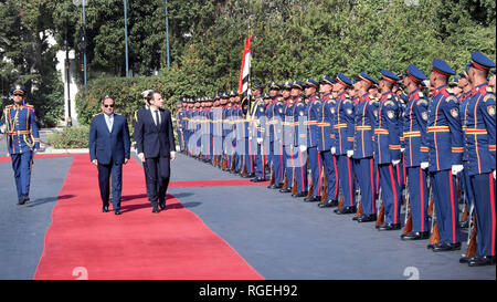 Kairo, Ägypten. 29 Jan, 2019. Ägyptischen Präsidenten Abdel Fattah al-Sisi prüft ein Spalier mit dem französischen Präsidenten Emmanuel Längestrich im Präsidentenpalast Kairo, Ägypten, 28. Januar 2019 In diesem Handout Bild mit freundlicher Genehmigung der Ägyptischen Präsidentschaft Credit: Der ägyptische Präsident Büro/APA-Images/ZUMA Draht/Alamy leben Nachrichten Stockfoto