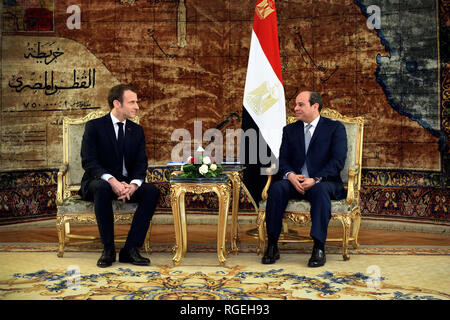 Kairo, Ägypten. 29 Jan, 2019. Der ägyptische Präsident Abdel Fattah al-Sisi trifft sich mit der französische Präsident Emmanuel Längestrich im Präsidentenpalast Kairo, Ägypten, 28. Januar 2019 Credit: Der ägyptische Präsident Büro/APA-Images/ZUMA Draht/Alamy leben Nachrichten Stockfoto