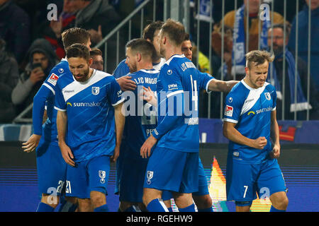 29 Januar 2019, Sachsen-Anhalt, Magdeburg: Fussball: 2. Fussballbundesliga, 19. Spieltag, 1.FC Magdeburg - FC Erzgebirge Aue in der MDCC-Arena. Magdeburger Team jubelt nach dem Tor zum 1:0 durch Felix Lohkemper (r). Foto: Joachim Sielski/dpa-Zentralbild/dpa - WICHTIGER HINWEIS: In Übereinstimmung mit den Anforderungen der DFL Deutsche Fußball Liga oder der DFB Deutscher Fußball-Bund ist es untersagt, zu verwenden oder verwendet Fotos im Stadion und/oder das Spiel in Form von Bildern und/oder Videos - wie Foto Sequenzen getroffen haben. Stockfoto