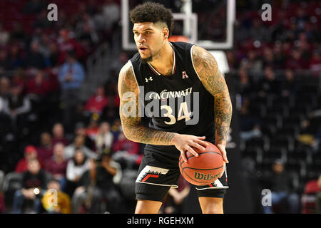 Philadelphia, Pennsylvania, USA. 27 Jan, 2019. Cincinnati Bearcats guard JARRON CUMBERLAND (34) Während des Amerikanischen Athletic Conference Basketball Spiel am Liacouras Center in Philadelphia gespielt. Cincinnati Stock von hinten zu schlagen Tempel 72-68. Credit: Ken Inness/ZUMA Draht/Alamy leben Nachrichten Stockfoto