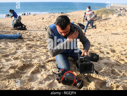 Gaza, Palästina. 29 Jan, 2019. Palästinensische Journalist gesehen auf dem Boden liegend beim Einatmen Tränengas bei Zusammenstößen zwischen Palästinensern und israelischen Streitkräfte während Protestieren im nördlichen Gazastreifen. Credit: Ahmad Hasaballah/SOPA Images/ZUMA Draht/Alamy leben Nachrichten Stockfoto