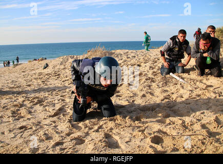 Gaza, Palästina. 29 Jan, 2019. Palästinensische Journalist gesehen auf dem Boden liegend beim Einatmen Tränengas bei Zusammenstößen zwischen Palästinensern und israelischen Streitkräfte während Protestieren im nördlichen Gazastreifen. Credit: Ahmad Hasaballah/SOPA Images/ZUMA Draht/Alamy leben Nachrichten Stockfoto