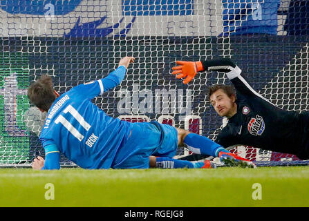 29 Januar 2019, Sachsen-Anhalt, Magdeburg: Fussball: 2. Fussballbundesliga, 19. Spieltag, 1.FC Magdeburg - FC Erzgebirge Aue in der MDCC-Arena. Die Magdeburger Christian Beck (l) verpasst die Chance, ein Tor gegen Aues Torwart Martin Männel. Foto: Joachim Sielski/dpa-Zentralbild/dpa - WICHTIGER HINWEIS: In Übereinstimmung mit den Anforderungen der DFL Deutsche Fußball Liga oder der DFB Deutscher Fußball-Bund ist es untersagt, zu verwenden oder verwendet Fotos im Stadion und/oder das Spiel in Form von Bildern und/oder Videos - wie Foto Sequenzen getroffen haben. Stockfoto