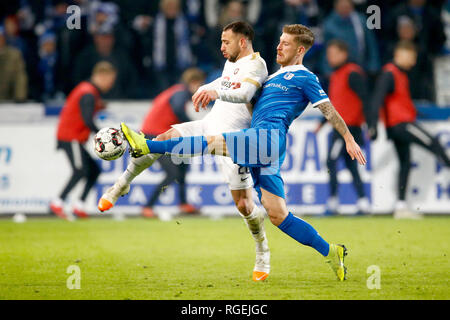 29 Januar 2019, Sachsen-Anhalt, Magdeburg: Fussball: 2. Fussballbundesliga, 19. Spieltag, 1.FC Magdeburg - FC Erzgebirge Aue in der MDCC-Arena. Aues Calogero Rizzuto (l) im Duell mit der Magdeburger Philip Türpitz. Foto: Joachim Sielski/dpa-Zentralbild/dpa - WICHTIGER HINWEIS: In Übereinstimmung mit den Anforderungen der DFL Deutsche Fußball Liga oder der DFB Deutscher Fußball-Bund ist es untersagt, zu verwenden oder verwendet Fotos im Stadion und/oder das Spiel in Form von Bildern und/oder Videos - wie Foto Sequenzen getroffen haben. Stockfoto