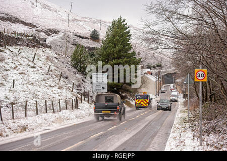 Abergwynfi, South Wales, UK. 29. Januar, 2019. Verkehr durch Abergwynfi in der Afan Forest Park, South Wales heute Nachmittag als das Gebiet wurde mit starker Schneefall getroffen. Credit: Phil Rees/Alamy leben Nachrichten Stockfoto