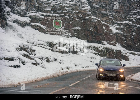 Abergwynfi, South Wales, UK. 29. Januar, 2019. Ein Zeichen auf den Felsen an der Oberseite der Menai Bridge Mountain Road in den Rhondda Valleys gemalt in South Wales ist bedeckt mit Schnee am Nachmittag, da die Gegend nicht mit starker Schneefall getroffen. Credit: Phil Rees/Alamy leben Nachrichten Stockfoto