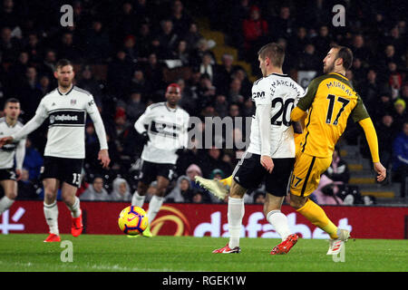 London, Großbritannien. 29. Januar, 2019. Glenn Murray von Brighton & Hove Albion (R) Kerben das erste Tor seines Teams. Premier League match, Fulham v Brighton & Hove Albion im Craven Cottage in London am Dienstag, den 29. Januar 2019. Dieses Bild dürfen nur für redaktionelle Zwecke verwendet werden. Nur die redaktionelle Nutzung, eine Lizenz für die gewerbliche Nutzung erforderlich. Keine Verwendung in Wetten, Spiele oder einer einzelnen Verein/Liga/player Publikationen. pic von Steffan Bowen/Andrew Orchard sport Fotografie/Alamy leben Nachrichten Stockfoto