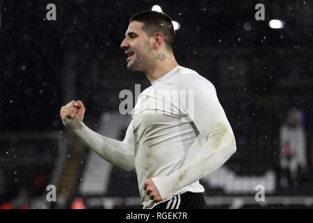 London, Großbritannien. 29. Januar, 2019. Aleksandr Mitrovic von Fulham feiert seine Mannschaften Sieg nach dem Spiel. Premier League match, Fulham v Brighton & Hove Albion im Craven Cottage in London am Dienstag, den 29. Januar 2019. Dieses Bild dürfen nur für redaktionelle Zwecke verwendet werden. Nur die redaktionelle Nutzung, eine Lizenz für die gewerbliche Nutzung erforderlich. Keine Verwendung in Wetten, Spiele oder einer einzelnen Verein/Liga/player Publikationen. pic von Steffan Bowen/Andrew Orchard sport Fotografie/Alamy leben Nachrichten Stockfoto