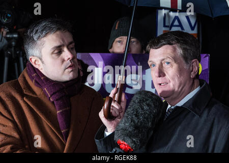 London, Großbritannien. 29. Januar, 2019. Führer der UKIP Gerard Batten ist außerhalb des Parlaments als MPs Abstimmung über Änderungsanträge zum Finale des Ministerpräsidenten Brexit Rückzug Abkommen, das den Inhalt der nächsten Stufe der Verhandlungen mit der Europäischen Union feststellen könnte, interviewt. Credit: Mark Kerrison/Alamy leben Nachrichten Stockfoto